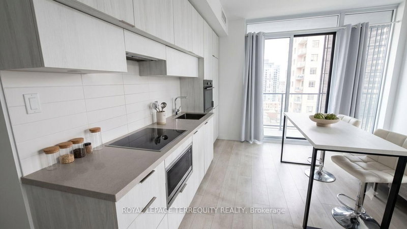 505 - 8 Eglinton Avenue E