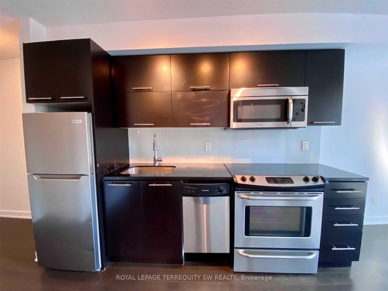 613 - 126 Simcoe Street