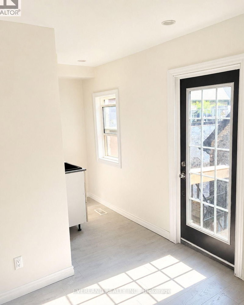 301 - 850 Bathurst Street