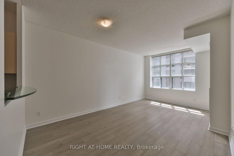 621 - 438 Richmond Street W