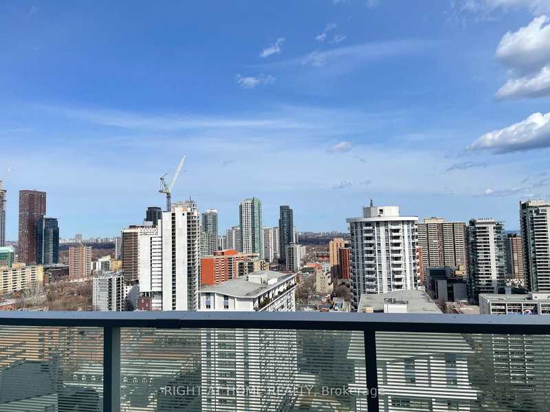 2206 - 501 Yonge Street