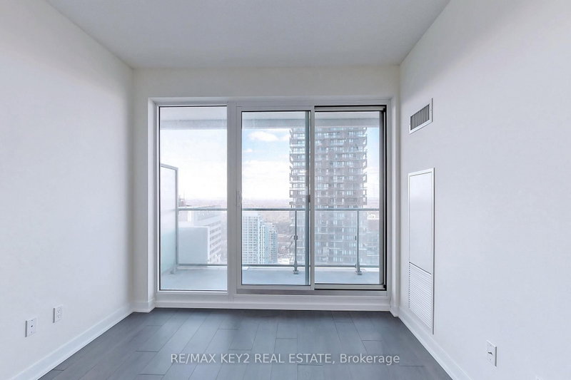 4210 - 2221 Yonge Street