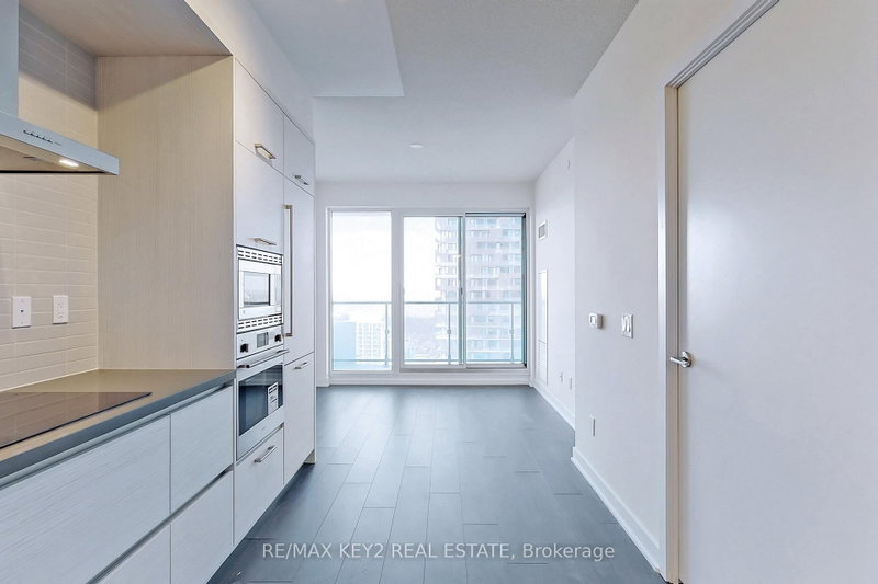 4210 - 2221 Yonge Street