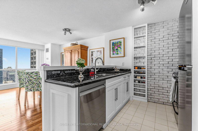 2809 - 10 Yonge Street