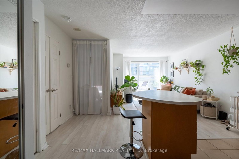 706 - 230 King Street E