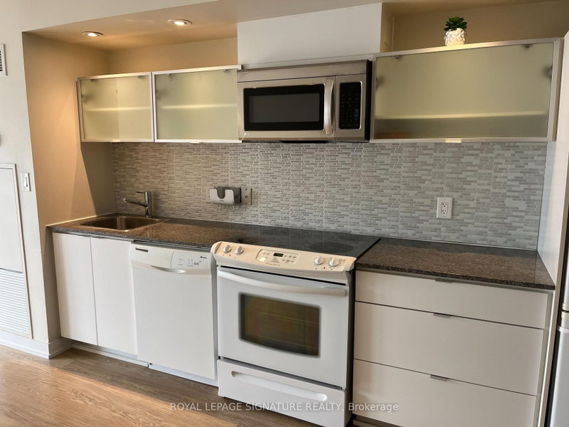 1121 - 4K Spadina Avenue