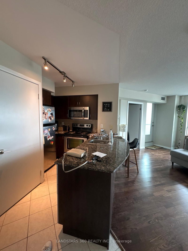 1005 - 215 Fort York Boulevard