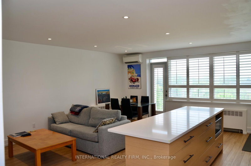 404 - 219 Wilson Avenue