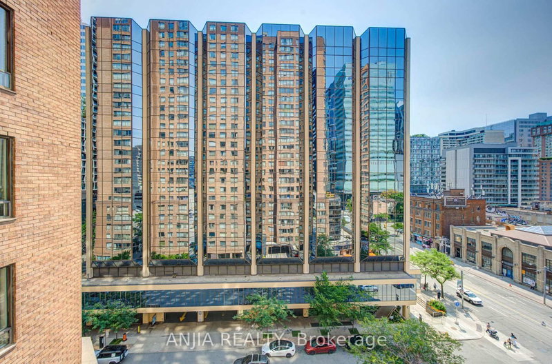 912 - 633 Bay Street