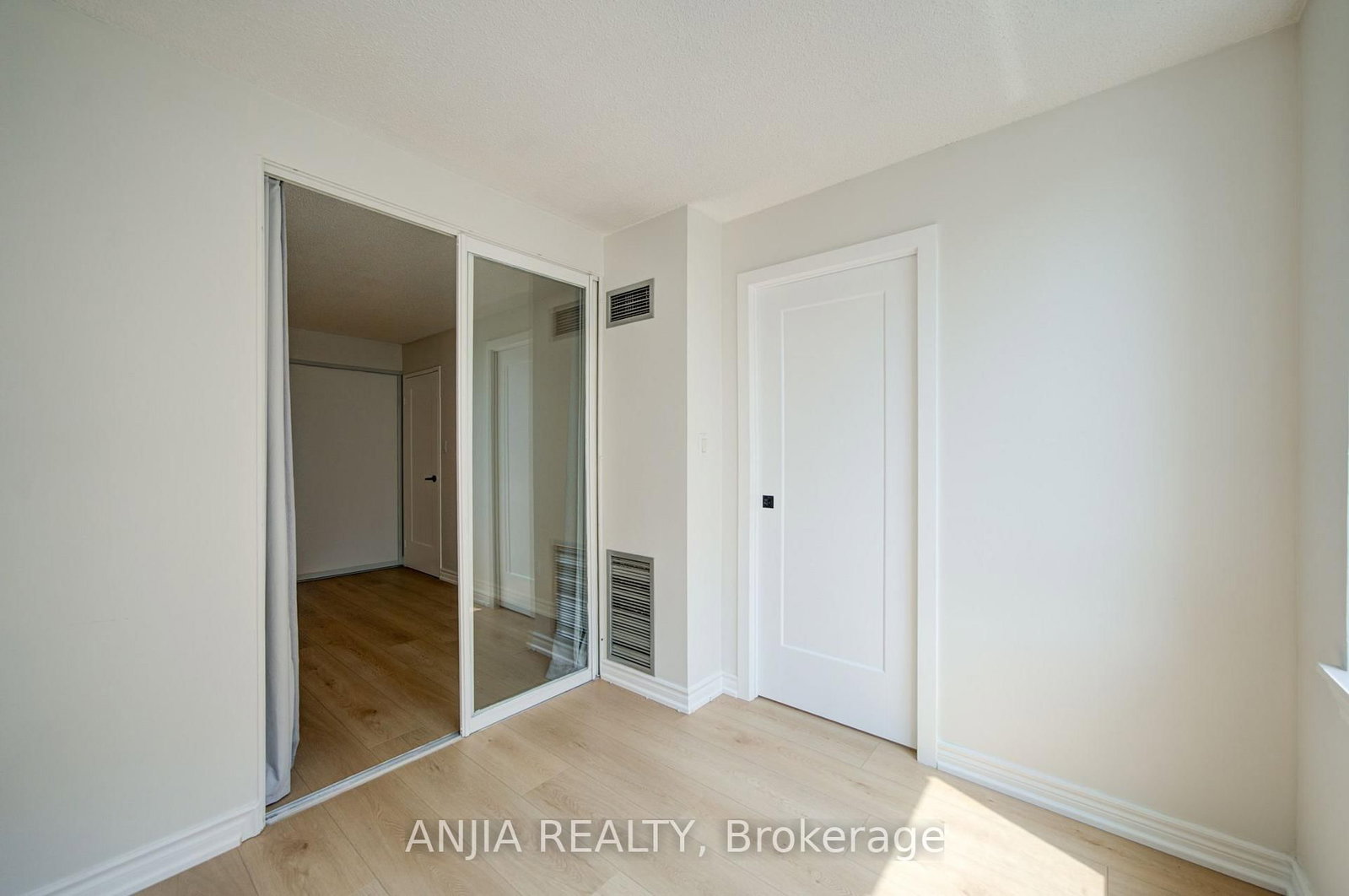 633 Bay Street • #912 • Toronto, ON photo 28