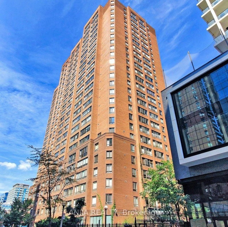 912 - 633 Bay Street