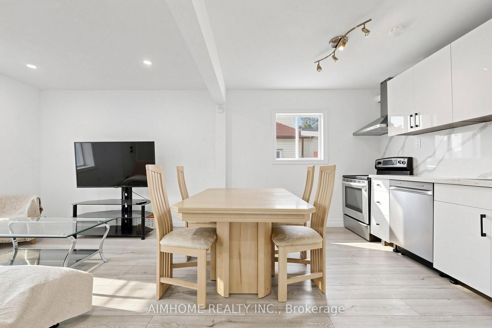 95 Steeles Avenue E • Toronto, ON photo 11