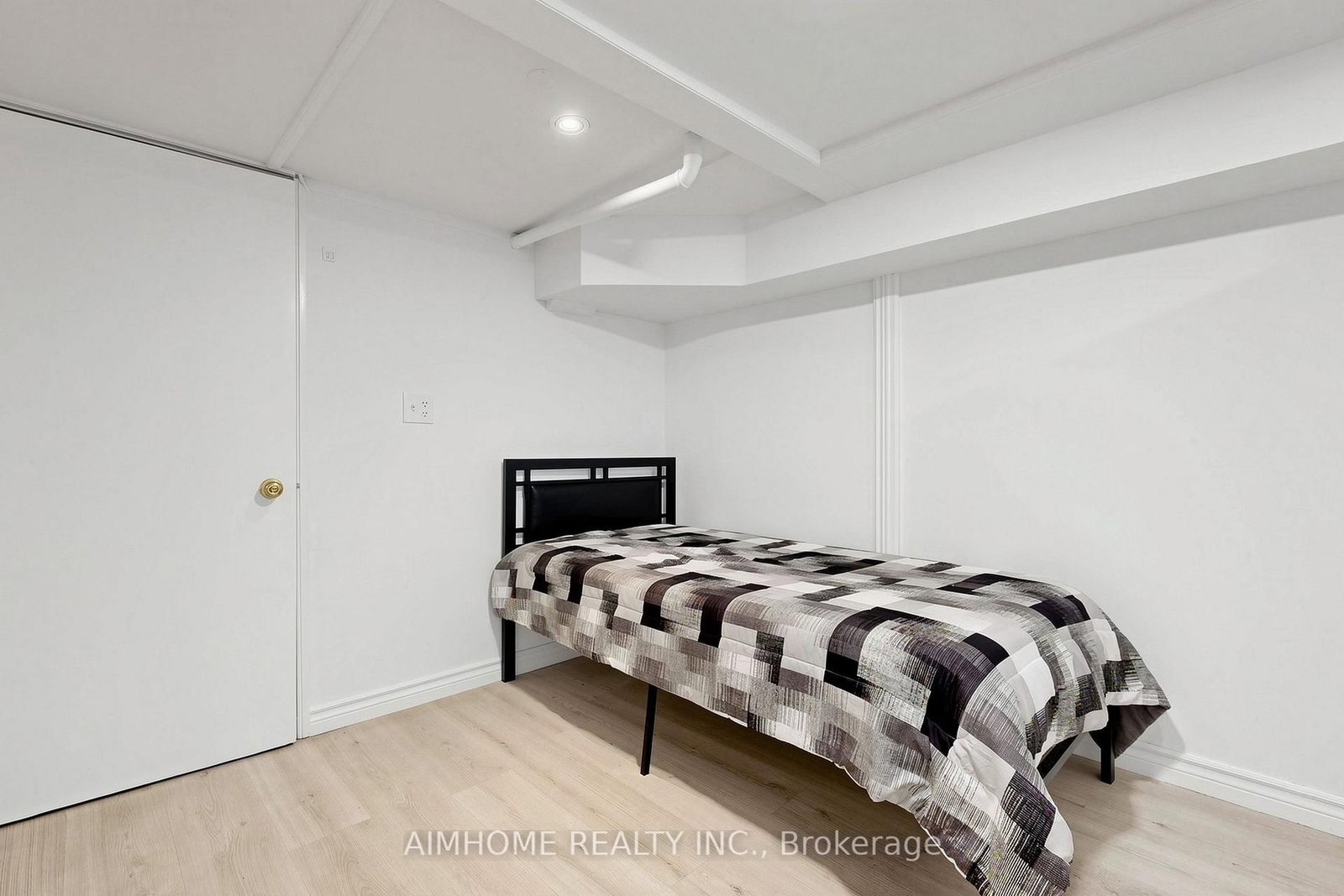 95 Steeles Avenue E • Toronto, ON photo 32