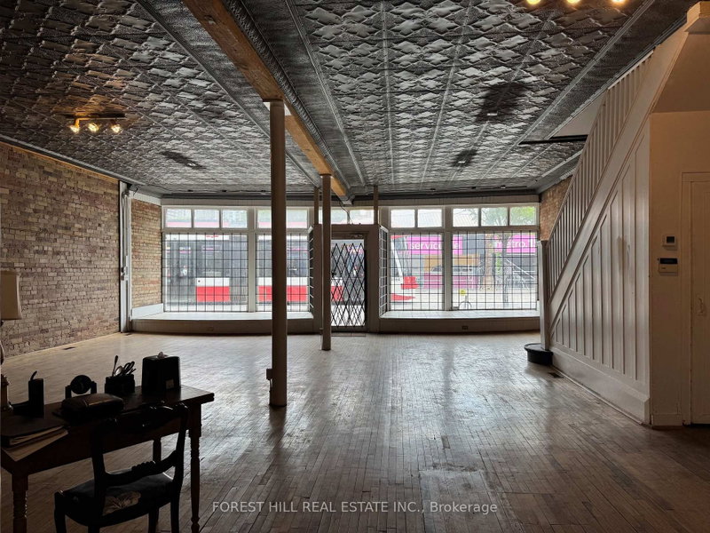219 Queen St E photo 5