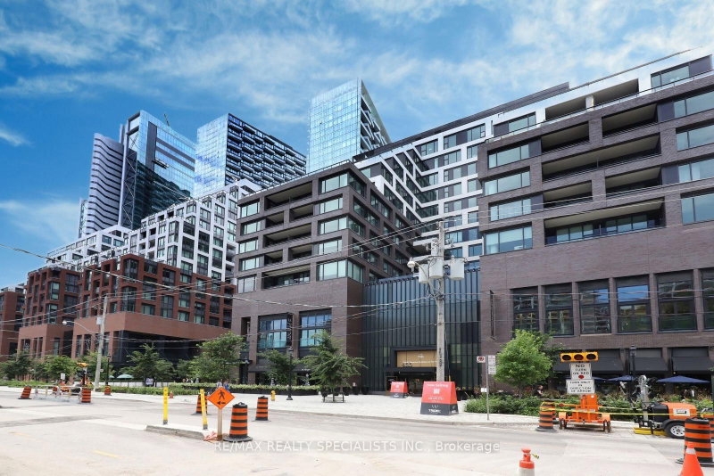 704 - 455 Wellington Street W