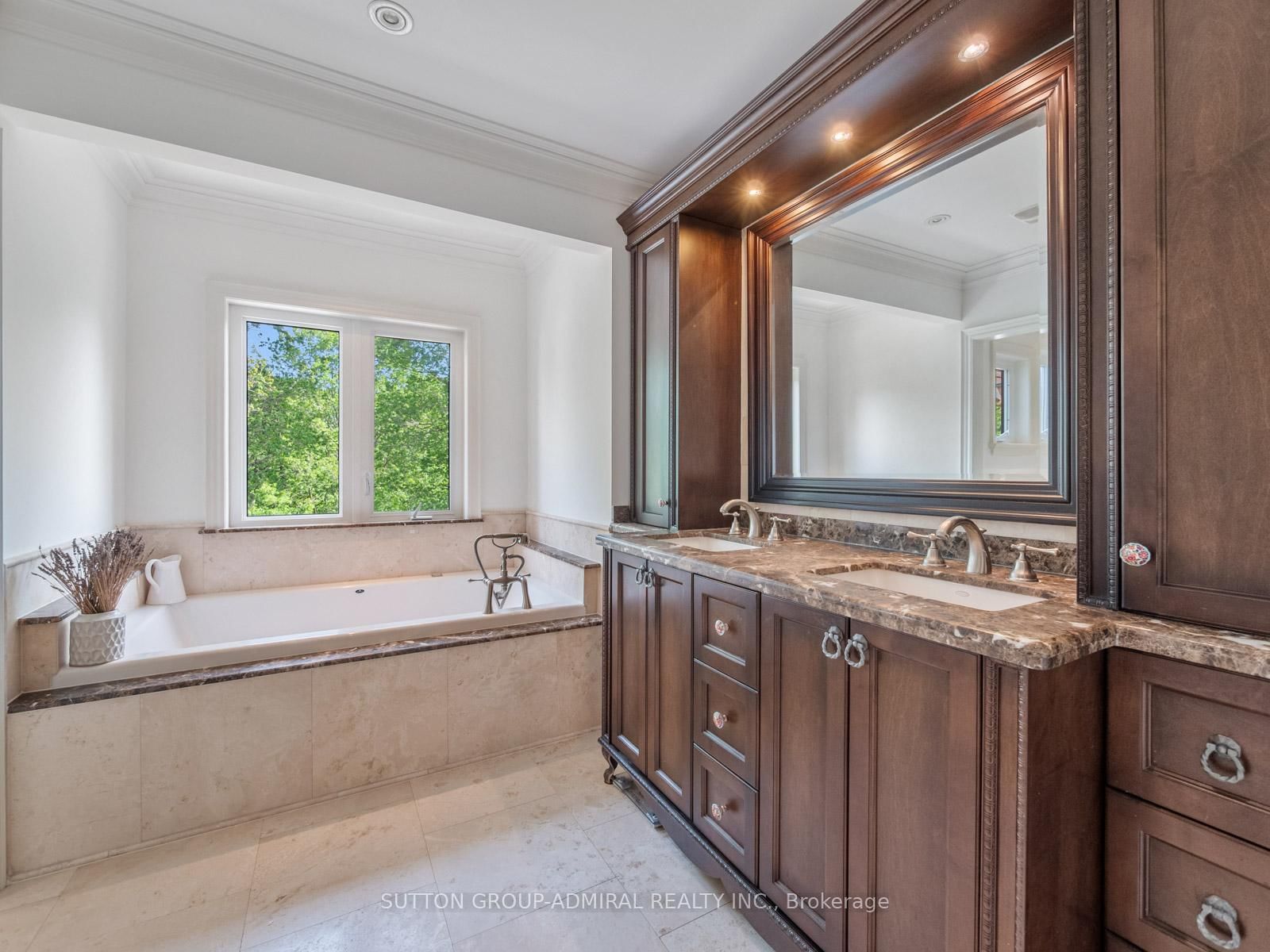 35 Wentworth Avenue • Toronto, ON photo 13