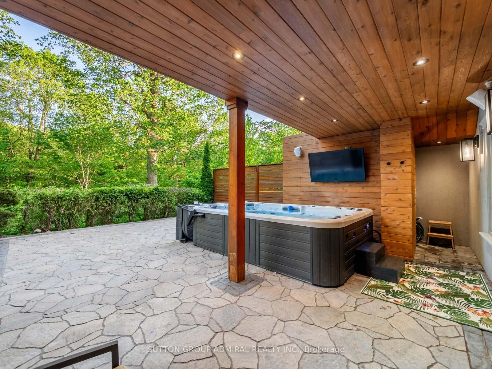 35 Wentworth Avenue • Toronto, ON photo 18