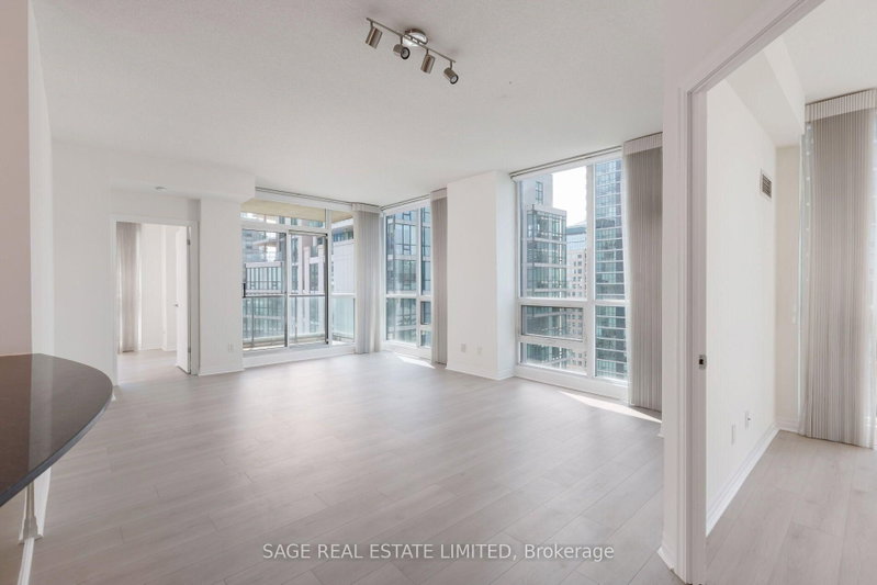 2711 - 16 Yonge Street