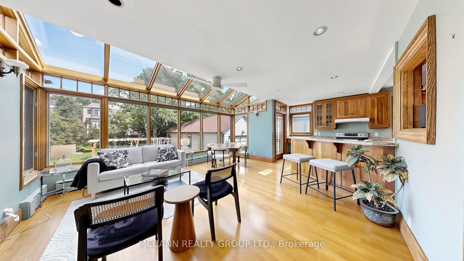 252 Sheldrake Boulevard • Toronto, ON photo 9
