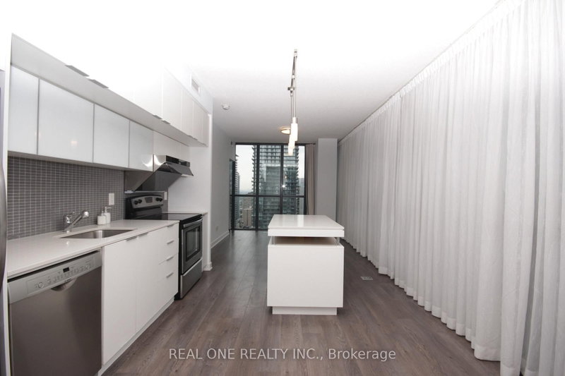 110 Charles St E photo 4