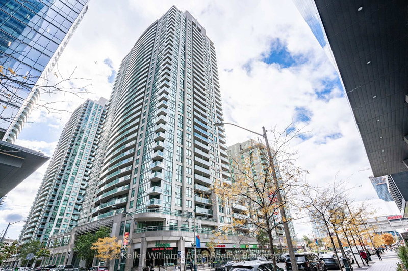 2001 - 30 Grand Trunk Crescent W