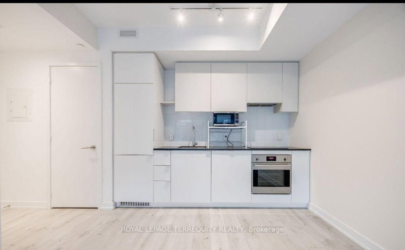 330 - 161 Roehampton Avenue