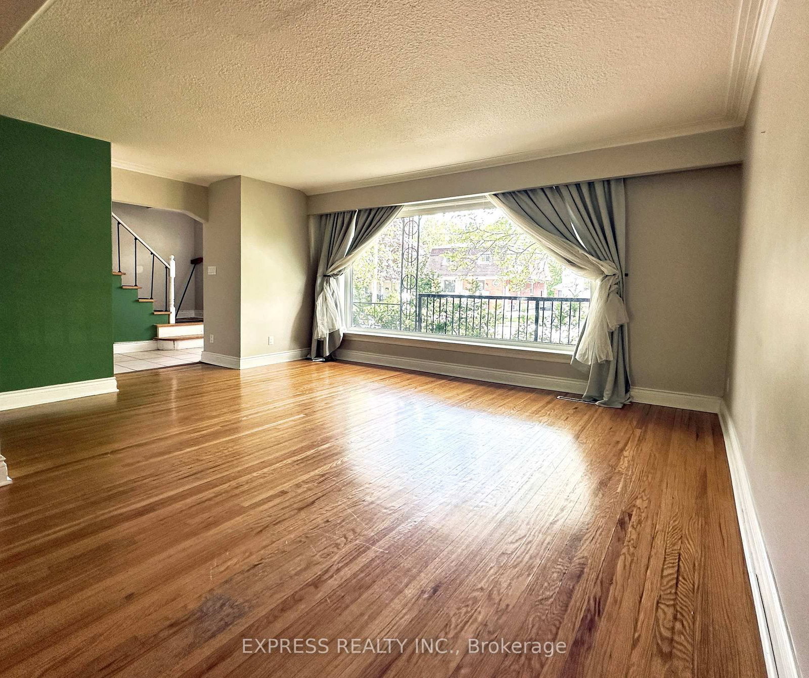 392 Hollywood Avenue, Toronto 3