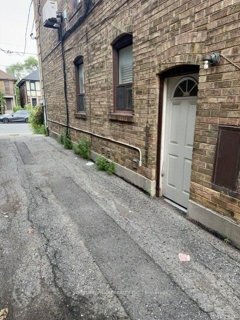 Lower Apartment #3 - 970 Avenue Road