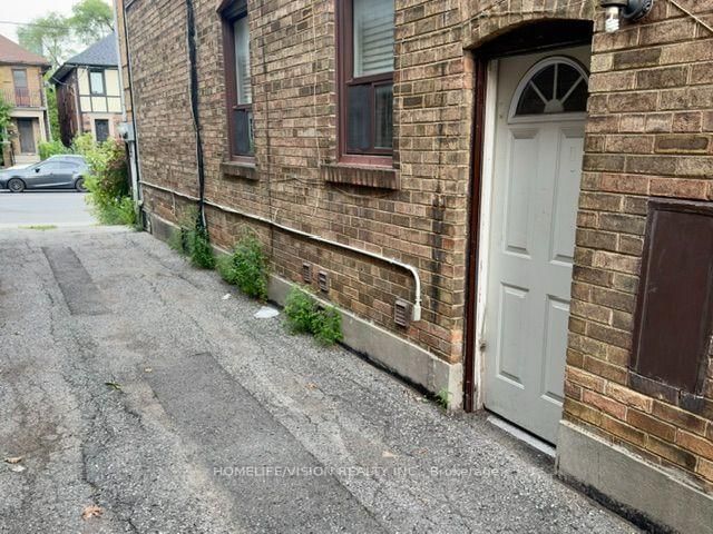 Lower Apartment #3 - 970 Avenue Road