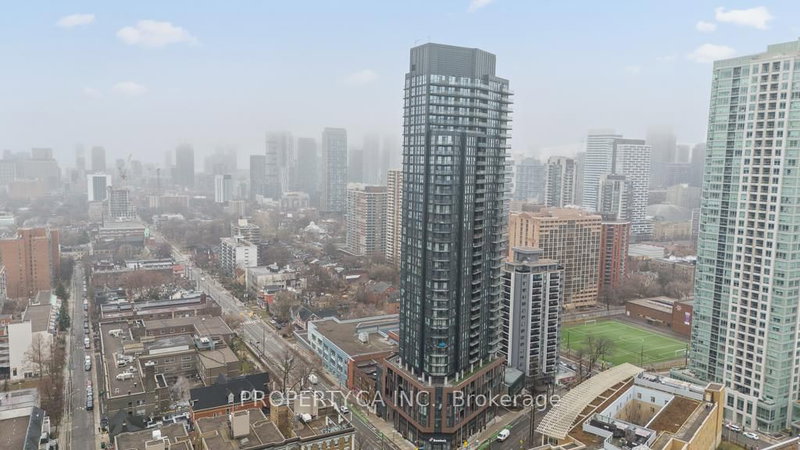 159 Wellesley St E photo 4