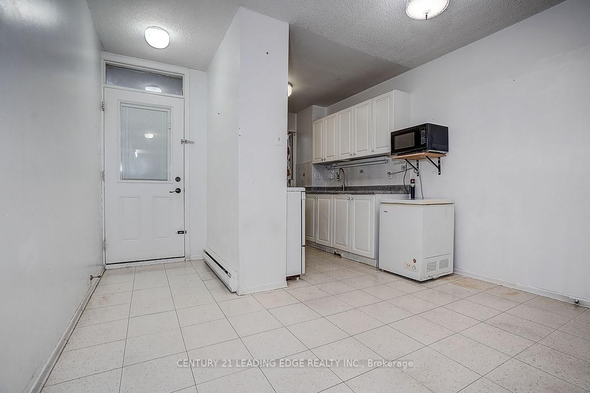 135 Leeward Glenway • #207 • Toronto, ON photo 11