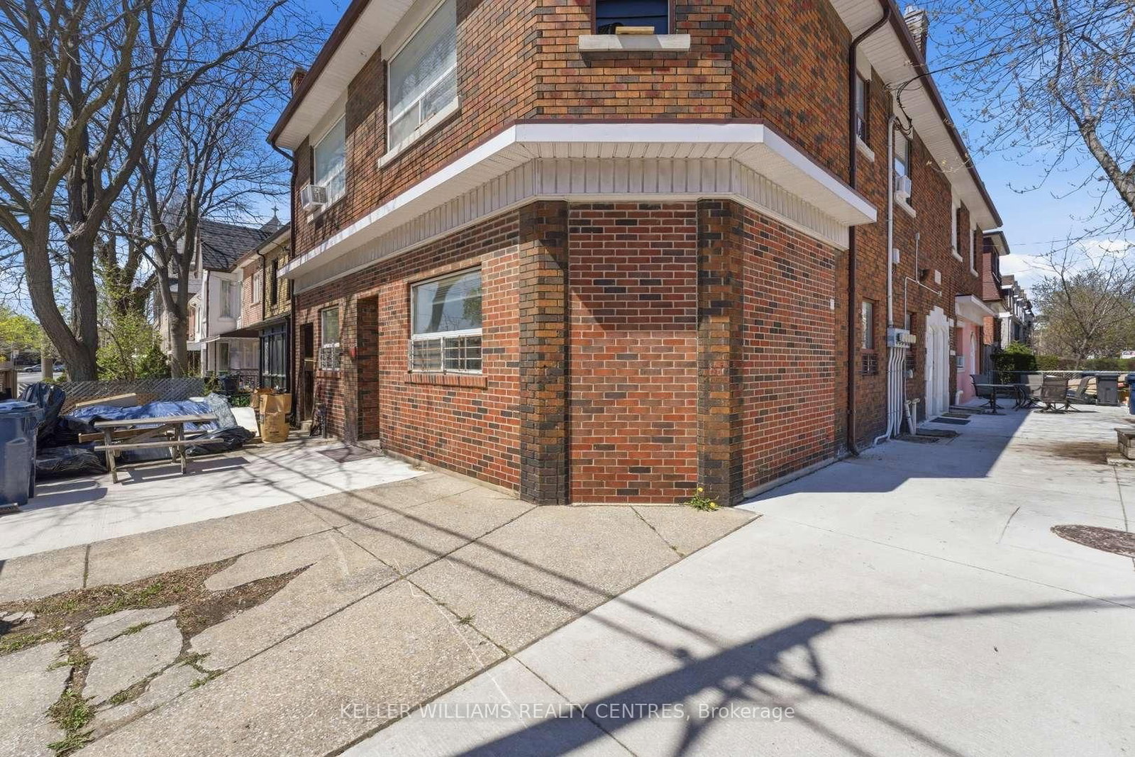 42 Mansfield Avenue • Toronto, ON photo 27