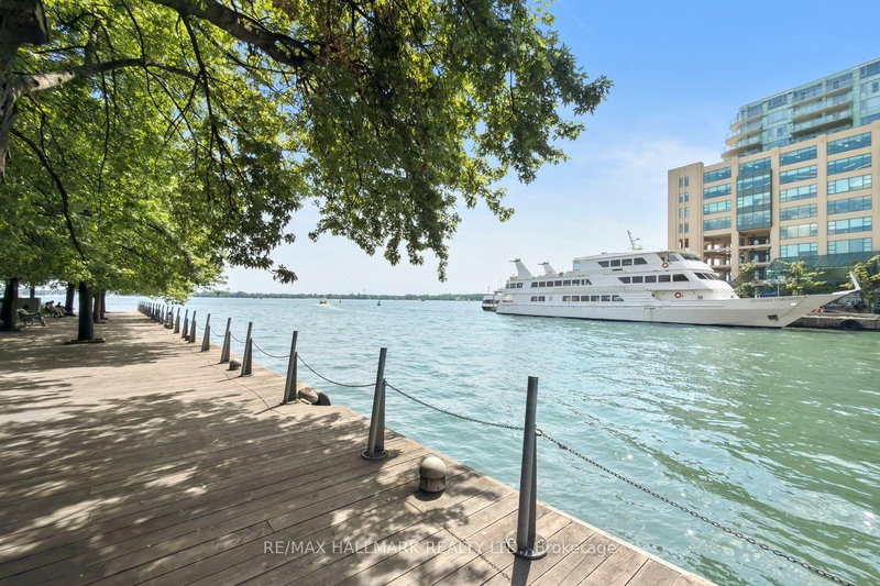 77 Harbour Sq photo 4