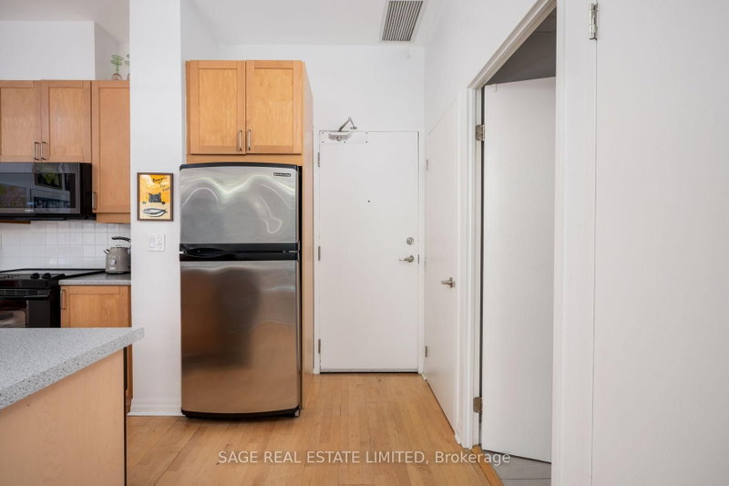 102 - 901 Queen Street W