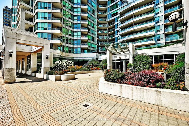 618 - 230 Queens Quay W Quay