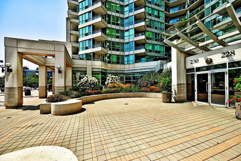 618 - 230 Queens Quay W Quay