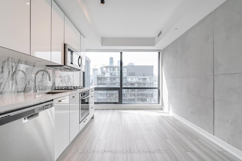 806 - 458 Richmond Street W 5