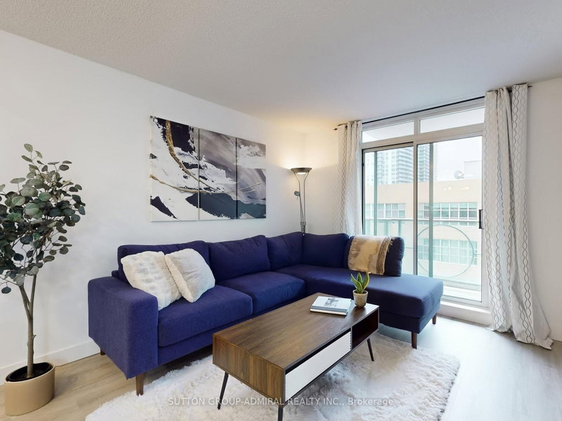 1005 - 212 Eglinton Avenue