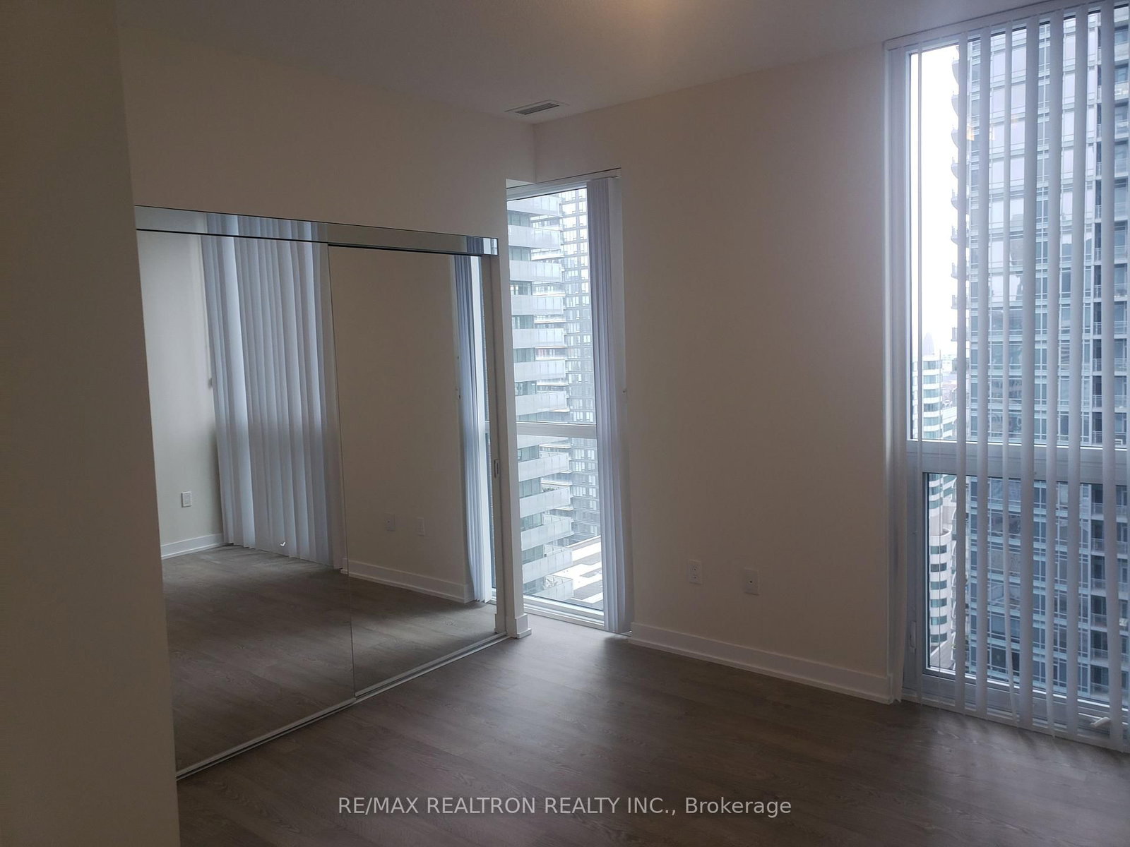 99 John Street • #2307 • Toronto, ON photo 6