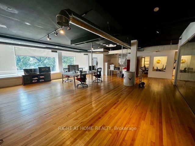 284 College St photo 1