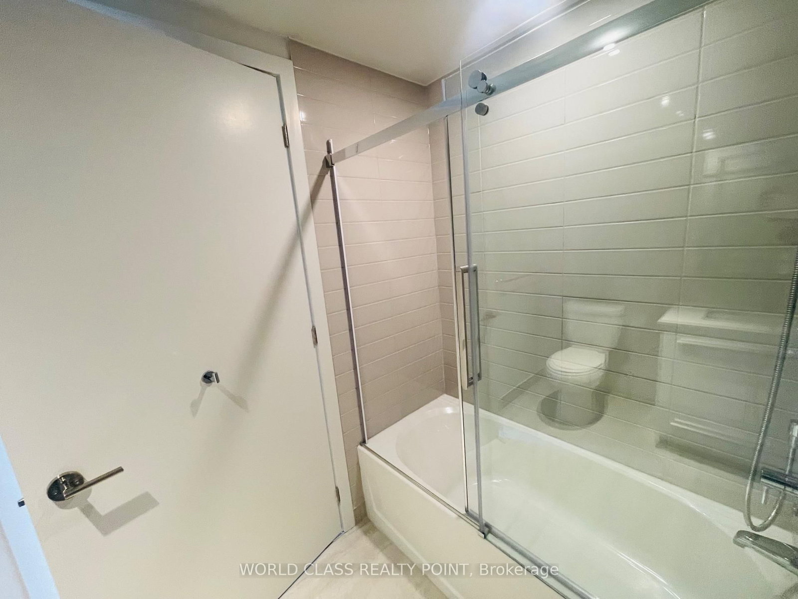 8 Cumberland Street • #2404 • Toronto, ON photo 10