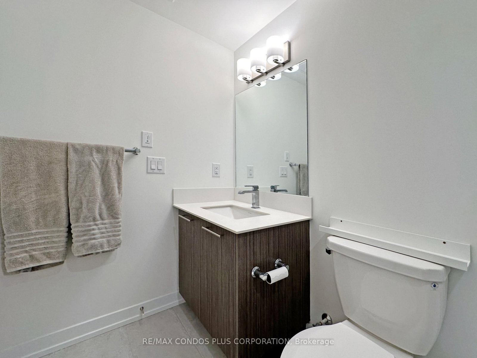 9 - 871 Sheppard Avenue W, Toronto 4