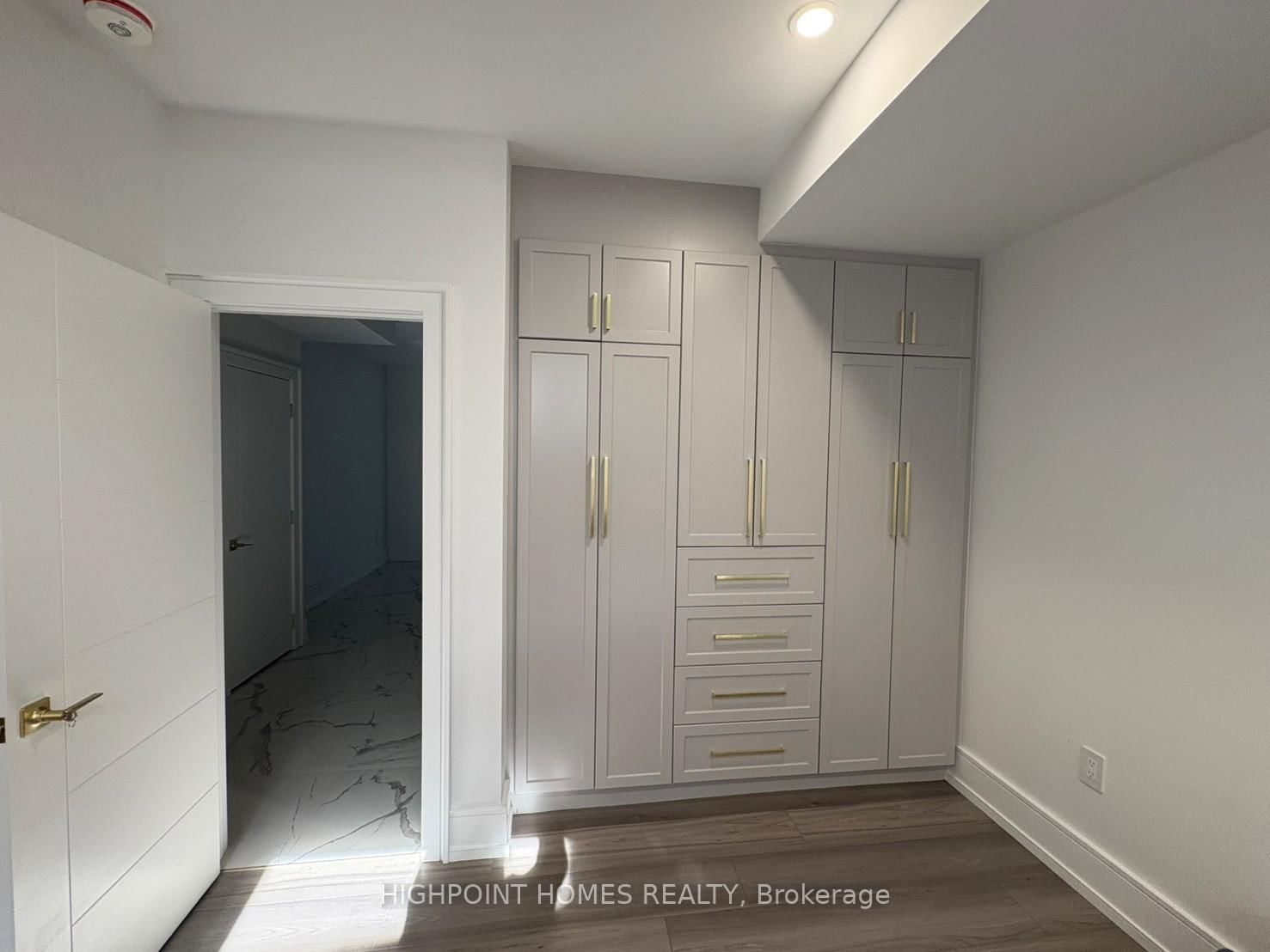 Lower 1 - 4 Lacewood Crescent, Toronto 5
