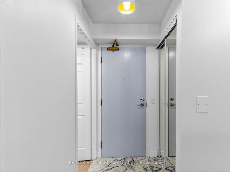 805 - 30 Grand Trunk Crescent