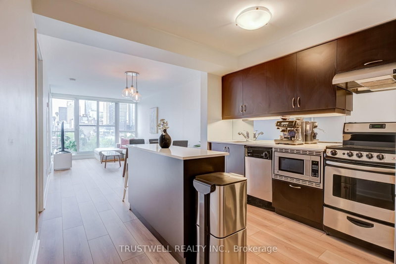 712 - 320 Richmond Street E