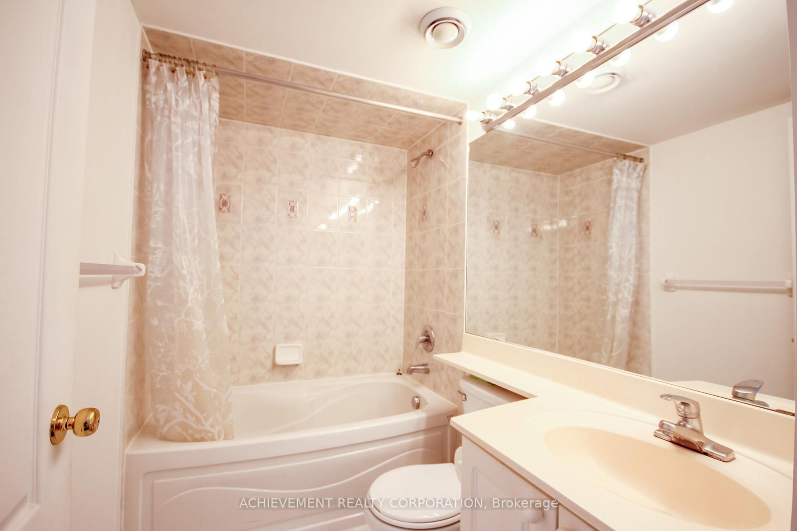 18 Sommerset Way • #1016 • Toronto, ON photo 16