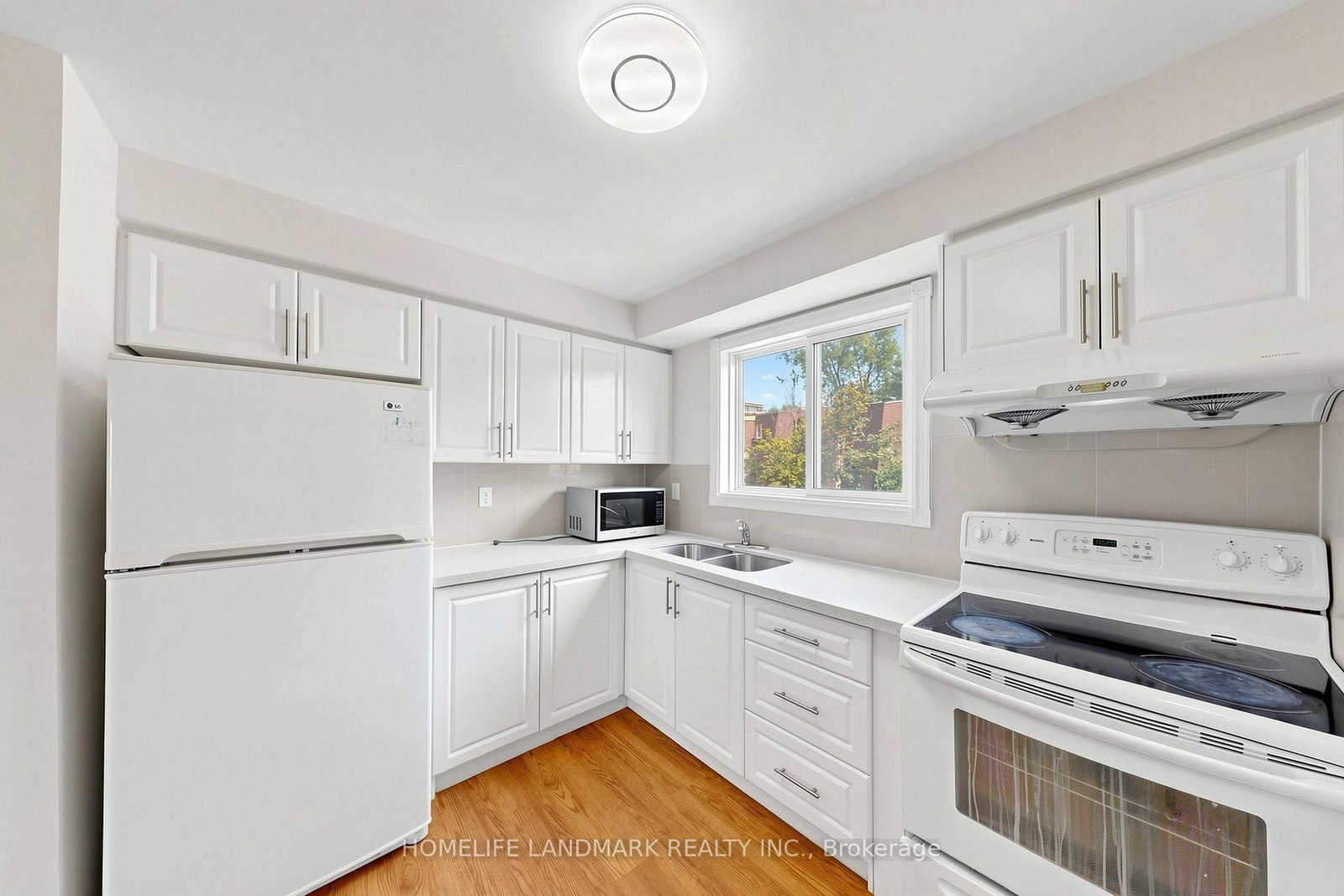 8 Rusty Crest Way • Toronto, ON photo 9