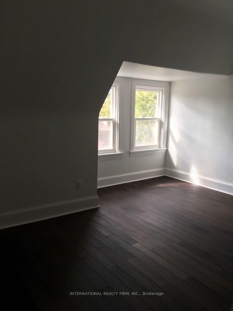 2 - 161 Montrose Avenue