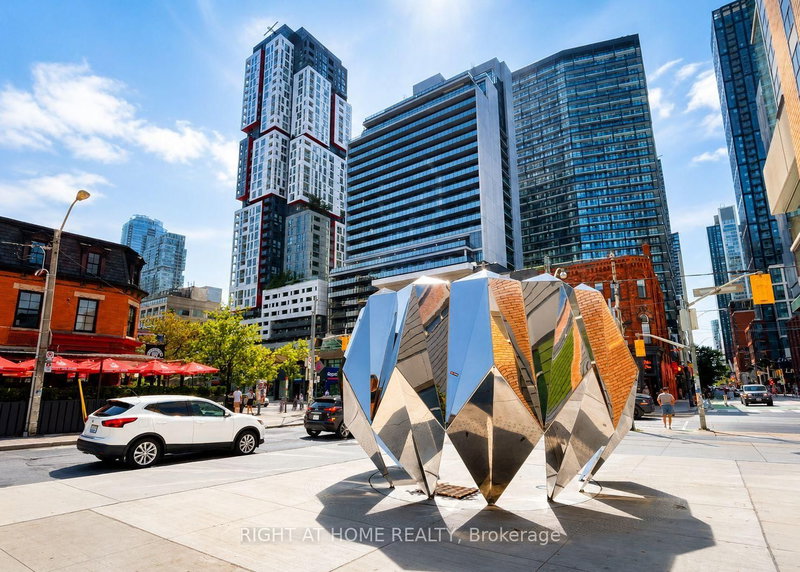 1408 - 318 Richmond Street W