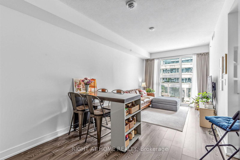 202 - 180 Fairview Mall Drive